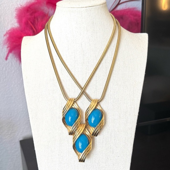 Vintage Jewelry - Vintage Mid Century Gold and Blue Pendant Necklace